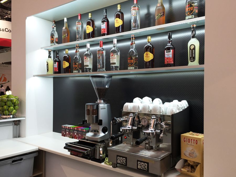 Mobile Espressobar mit Siebträgermaschine, Mühle und Tassen