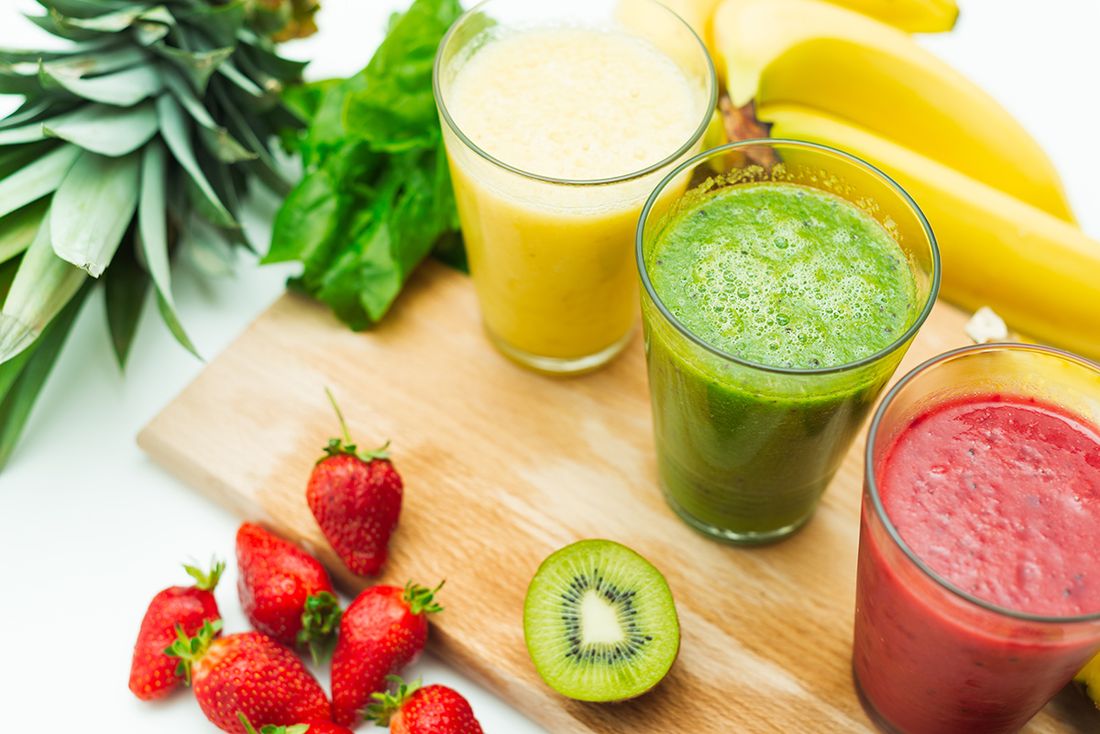 Drei frisch zubereitete Smoothies mit Erdbeeren, Kiwi, Ananas und Banane
