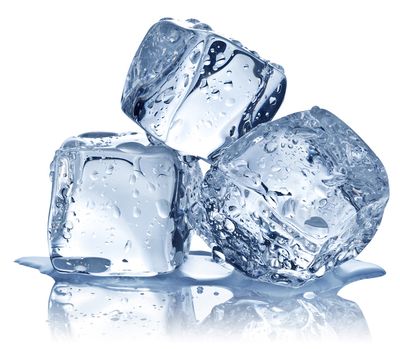 Drei klare Eiswürfel mit feinen Wassertropfen vor weißem Hintergrund