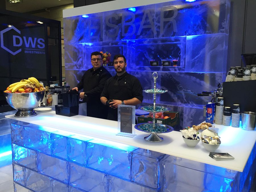 Blau beleuchtete Eisbar mit Obstschale und zwei Barkeepern hinter der Theke