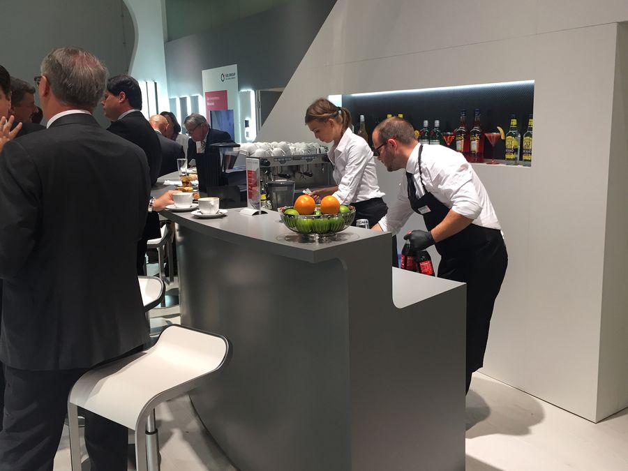 Barista und Servicekraft an der barmotion-Theke auf einem Messestand